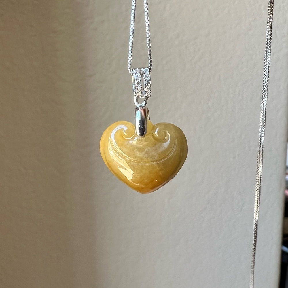 💚Mini Yellow Jade Heart Pendant (authentic) Rare - Picture 3 of 9